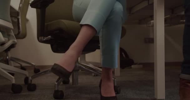Низький Вид Офісу Колегами Взуття Підбори Розмовляючи Один Одним — стокове відео