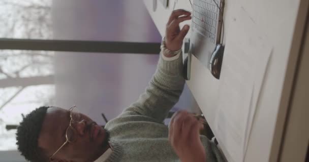 Jonge Zwarte Man Werkt Een Een Moderne Werkruimte Verticale Video — Stockvideo