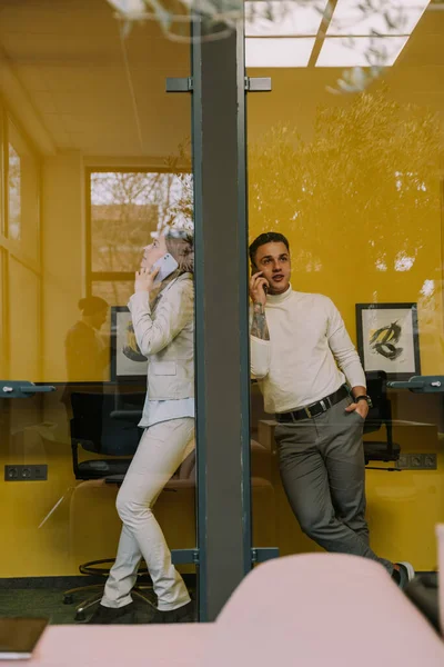 Zwei Attraktive Männliche Und Weibliche Mitarbeiter Telefonieren Den Telefonzellen Büro — Stockfoto