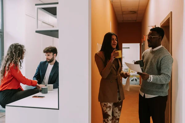 Ein Nettes Gespräch Zwischen Zwei Paaren Büro Sie Machen Eine — Stockfoto