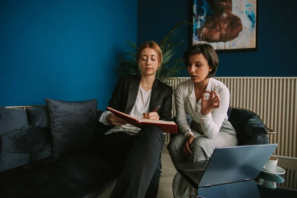 Dos Mujeres Negocios Hablan Las Notas Mientras Están Sentadas Café —  Fotos de Stock