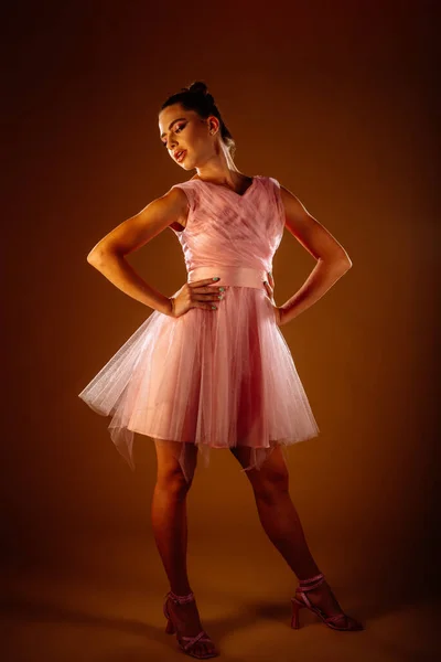 Chica Del Baile Posando Estudio Ella Está Usando Vestido Rosa —  Fotos de Stock