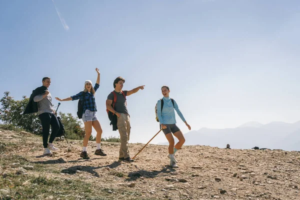 Quatro Amigos Caminhadas Divertindo Enquanto Estão Montanha — Fotografia de Stock