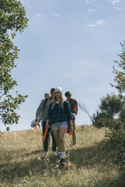 Beuatiful Blonde Girl Hiker Guiding Her Friends Back Mountain — Stockfoto