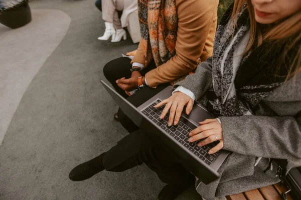 Menina Negócios Loira Digitando Seu Laptop Enquanto Senta Com Seu — Fotografia de Stock