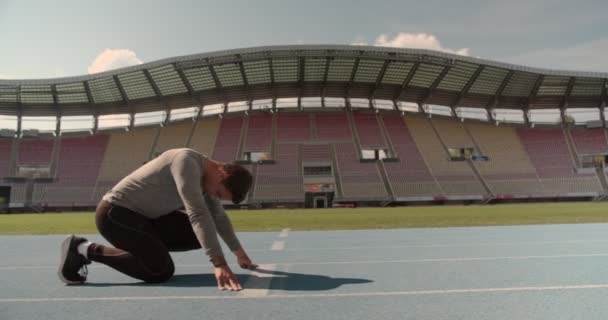 Homem Focado Exercício Estádio Durante Dia Antes Correr — Vídeo de Stock
