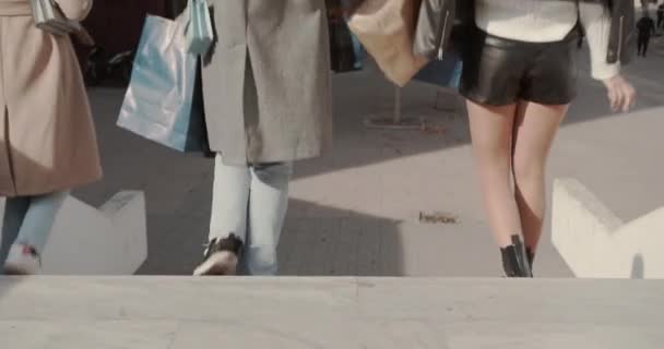 Drei Mädchen Auf Dem Rückweg Vom Einkaufen Einkaufszentrum Draußen Sonniger — Stockvideo