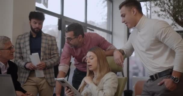 Unterschiedliche Altersgruppen Arbeiten Einem Start Unternehmen Modernen Büroräumen Zusammen Und — Stockvideo
