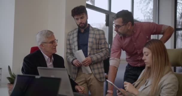 Літні Люди Перестають Давати Інструкції Менеджерам Виправити Проблему Сучасному Офісному — стокове відео