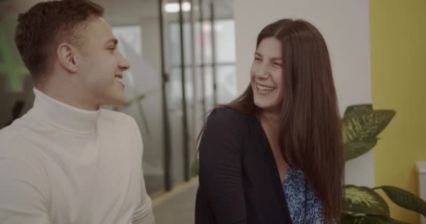 Dva Mladí Kolegové Spolupracují Kamerový Pohyb Moderní Kancelářské Prostory — Stock video