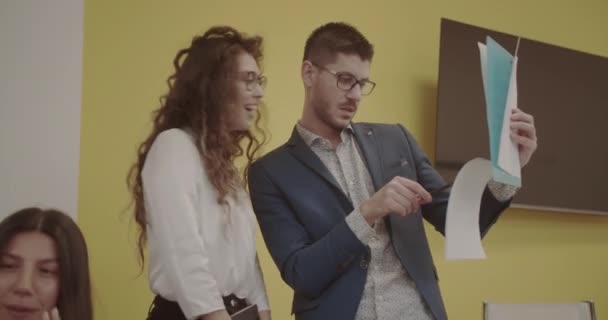 Due Colleghi Controllano Contratto Azienda Uno Spazio Interno Moderno — Video Stock