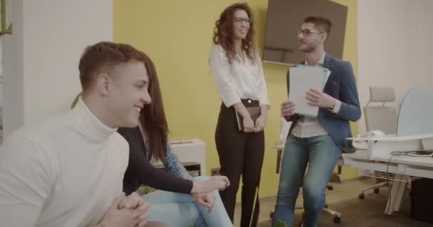Четверо Молодых Людей Вместе Работают Над Проектом Красивом Внутреннем Офисе — стоковое видео