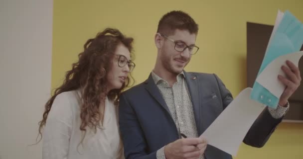 Deux Collègues Vérifient Contrat Pour Entreprise Dans Espace Intérieur Moderne — Video