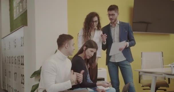 Группа Молодых Людей Работающих Современном Офисном Пространстве Концепция Молодых Менеджеров — стоковое видео