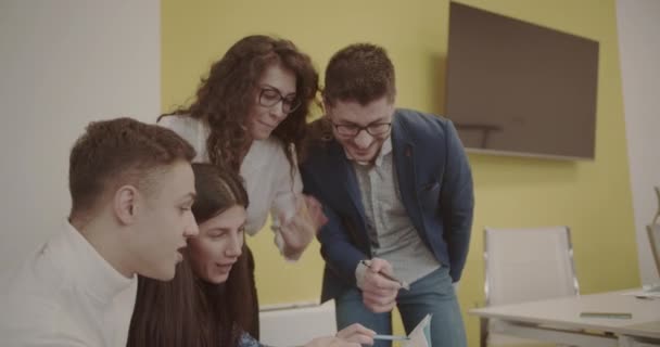 Unga Entreprenörer Som Arbetar Tillsammans Med Ett Startprojekt Moderna Kontorslokaler — Stockvideo