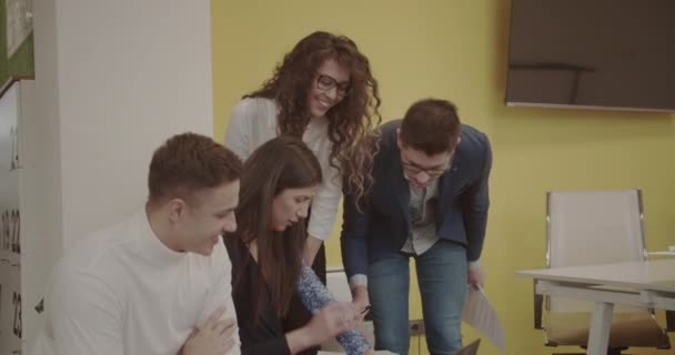 Czterech Młodych Pracowników Pracujących Razem Nad Projektem Nowoczesnej Przestrzeni Biurowej — Wideo stockowe