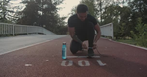 Homem Amarrando Tênis Atacadores Antes Correr Baixo Ângulo Pôr Sol — Vídeo de Stock