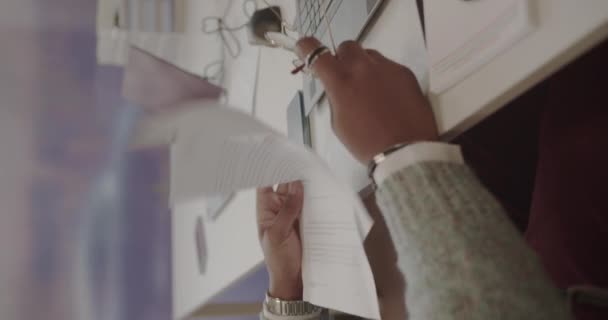 Красивый Черный Менеджер Работает Ноутбуке Современном Офисном Пространстве Вертикальное Видео — стоковое видео