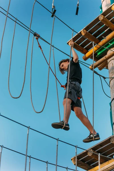 Junge Teenageralter Auf Diesem Kurs Abenteuerpark Nicht Ausrutschen Und Fallen — Stockfoto