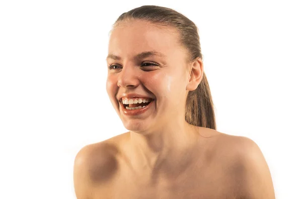 Όμορφο Κορίτσι Χωρίς Μακιγιάζ Προσώπου Μόνο Κρέμα Προσώπου Γελώντας Απομονωμένο — Φωτογραφία Αρχείου