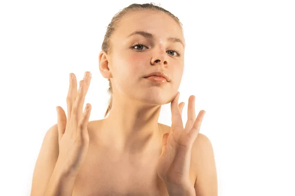Menina Usando Creme Facial Isolado Fundo Branco Pele Limpa Maquiagem — Fotografia de Stock