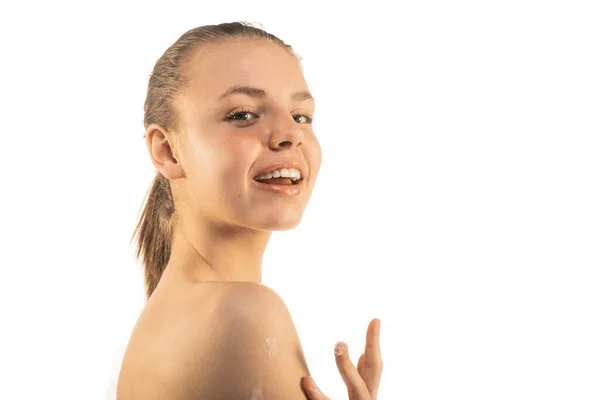 Mädchen Isoliert Auf Weißem Hintergrund Indem Sie Körperlotion Auf Ihre — Stockfoto