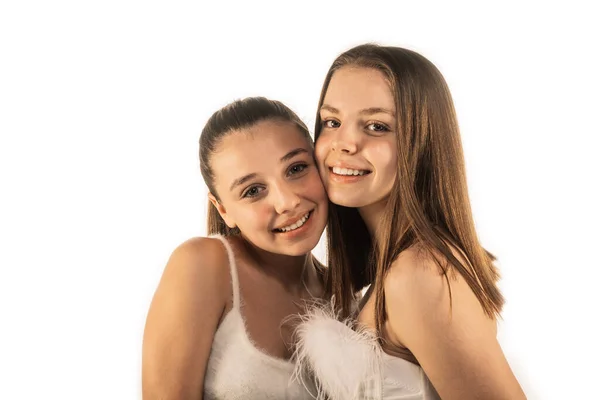 Φωτογραφία Δύο Όμορφων Κοριτσιών Λευκή Γούνα Και Διάφανη Επιδερμίδα Που — Φωτογραφία Αρχείου