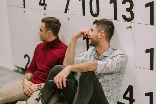 Deux Collègues Masculins Discutent Bureau Avec Leurs Collègues Assis Par — Photo
