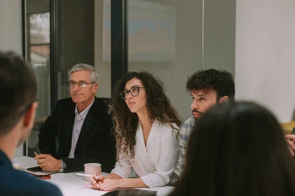 Nahaufnahme Von Geschäftskollegen Die Beim Geschäftstreffen Working Space Zuhören Und — Stockfoto