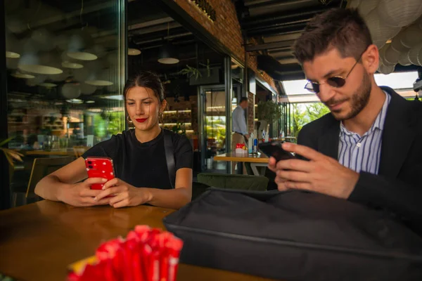 Dwoje Pięknych Biznesmenów Wykonało Robotę Dziś Sprawdzają Telefony Wychodzą Kawiarni — Zdjęcie stockowe