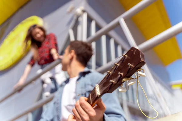 Blured Çocuğun Gitar Çaldığı Yerde Duran Çift — Stok fotoğraf