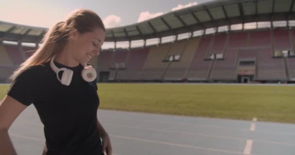 Woman Preparing Run Headphones Water Stadium — Αρχείο Βίντεο