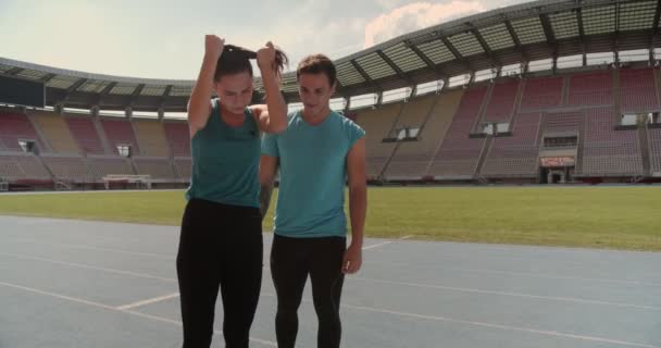 Pojken Tränar Tyngdlyftning Med Sin Flickvän Lyfter Upp Henne Stadion — Stockvideo