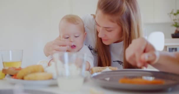 Närbild Mamma Städa Näsan Sin Lilla Flicka När Sitter Vid — Stockvideo