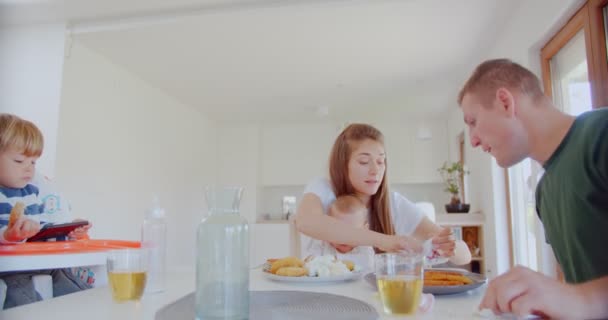 Madre Limpiando Hija Mientras Marido Está Comiendo Hijo Está Mirando — Vídeo de stock