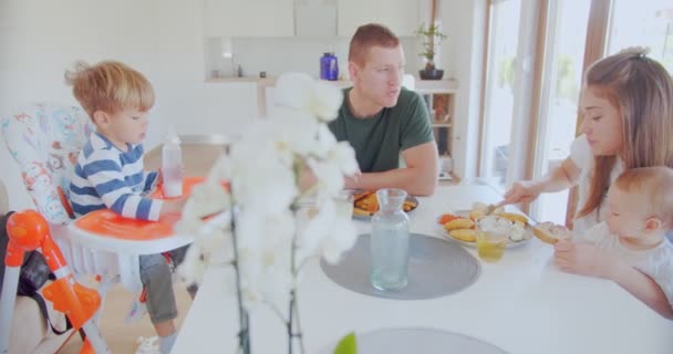 Les Parents Parlent Mangeant Avec Leurs Enfants Table Manger Dans — Video