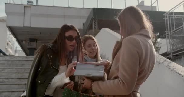 Drei Mädchen Kontrollieren Auf Einem Einkaufsbummel Die Neu Gekaufte Handtasche — Stockvideo