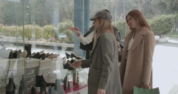 Drei Urbane Mädchen Diskutieren Über Das Heels Angebot Eines Discounters — Stockvideo