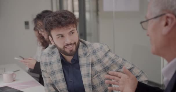 Fiatal Férfi Kollégák Figyelmesen Hallgatják Amit Vezető Igazgató Mond Miközben — Stock videók