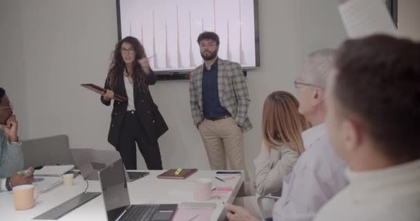 Jóvenes Representantes Ventas Analizando Los Gráficos Una Pantalla Televisión Oficina — Vídeo de stock