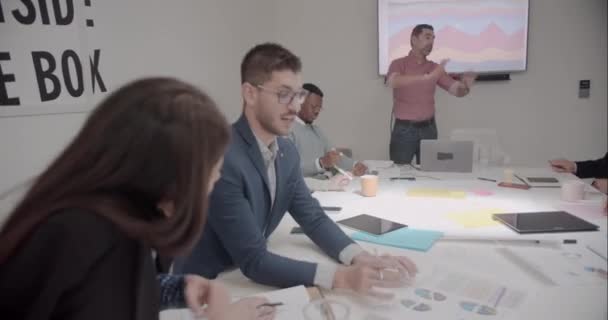 People Brainstorming Together High Energy Idea Generation Meeting Company Senior — Vídeo de Stock