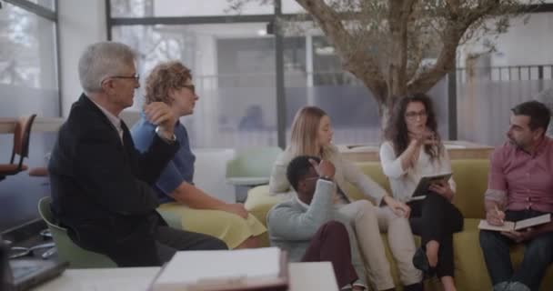 Medewerkers Zitten Samen Tijdens Brainstormsessie Kantoorlounge Diverse Groepen Hebben Een — Stockvideo