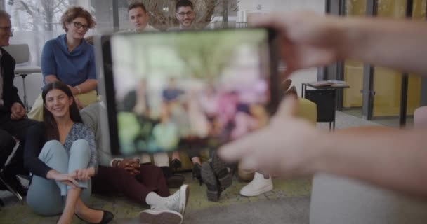 Stor Grupp Tar Selfie Kontoret Människor Som Har Avslappnad Idéer — Stockvideo