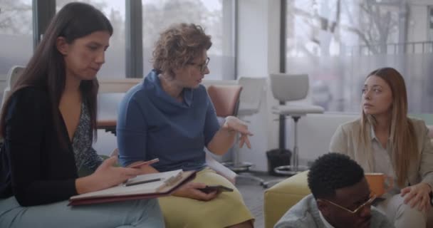 Çalışma Arkadaşları Dinlenme Odasında Farklı Fikirleri Tartışıyor Geniş Çekim Kamyonculuk — Stok video