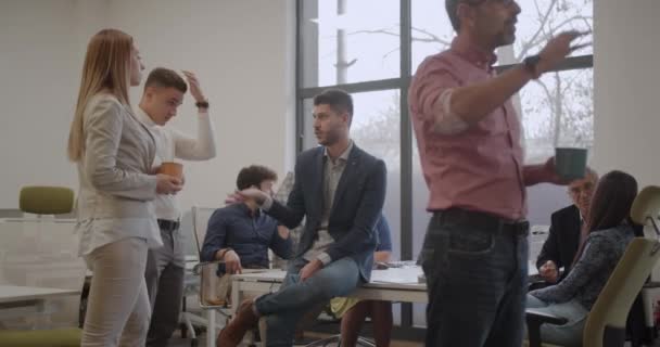 Modernes Büro Mit Vielen Arbeitenden Menschen Jung Und Alt Schwarz — Stockvideo