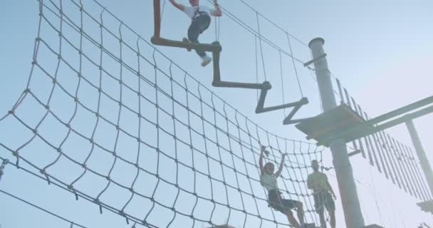 Pessoas Conquistando Obstáculos Parque Adrenalina Visão Baixo Ângulo Pôr Sol — Vídeo de Stock