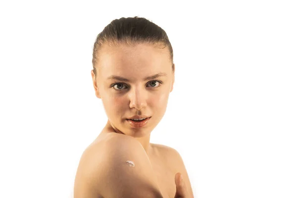 Mädchen Legt Körperlotion Auf Ihre Schulter Während Sie Die Kamera — Stockfoto