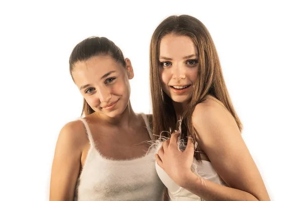 Deux Jolies Jeunes Filles Visage Clair Sans Maquillage Posant Isolées — Photo