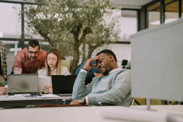 Trabalhador Negro Atraente Está Sem Energia Ele Sentiu Dormindo Depois — Fotografia de Stock