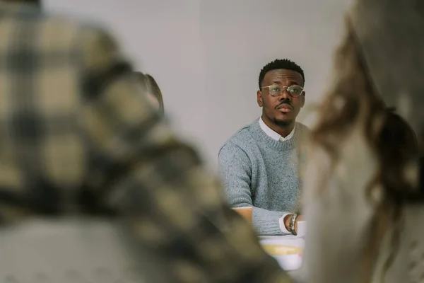 Hombre Negro Una Reunión Está Escuchando Atentamente Colega Explicándole Algunas —  Fotos de Stock